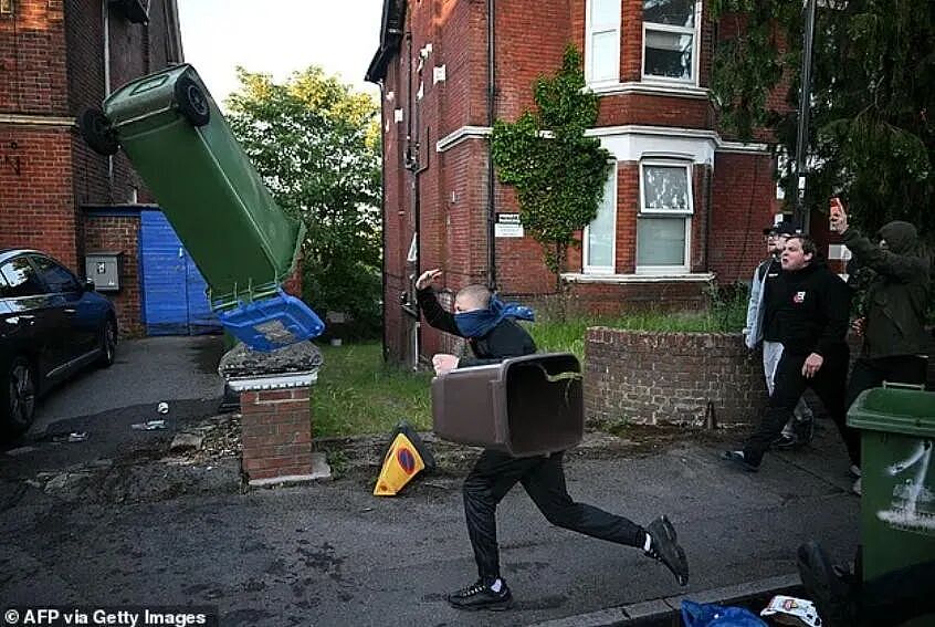 全英震怒！凶手连捅男孩6刀后，一句“他种族歧视”，警察乖乖把受害者铐上了... - 17