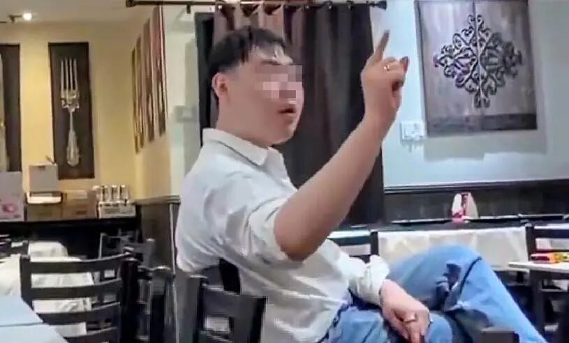 华裔男子辱骂中餐馆女服务员: 