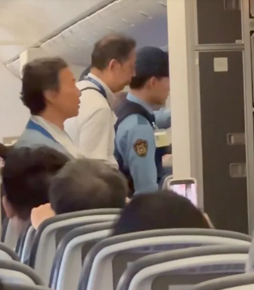离谱！上海飞北美航班华人女子大闹机舱，狂骂+扔餐具+打空乘，全机285人被迫改道备降！ - 3