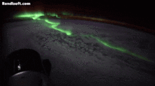 NASA宇航员在太空拍下极光！宛如绿色巨蛇在地球上空游动（组图）