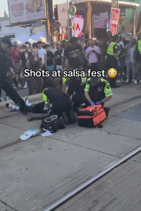 恐怖突发!多伦多街头万人节日爆“枪战”:2死6伤!人群四散逃命,血腥视频曝光! - 11