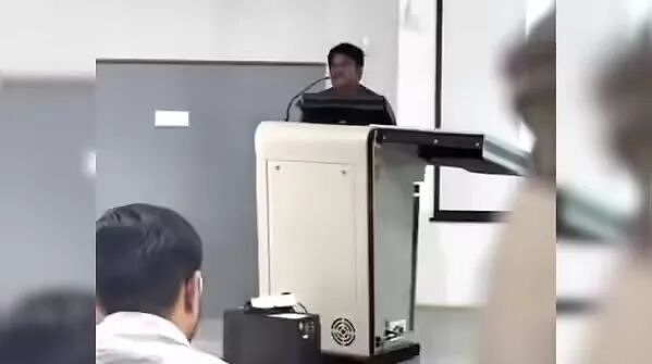 印度教授在教室当众向女学生求婚！结果被全校学生追着揍（组图） - 1