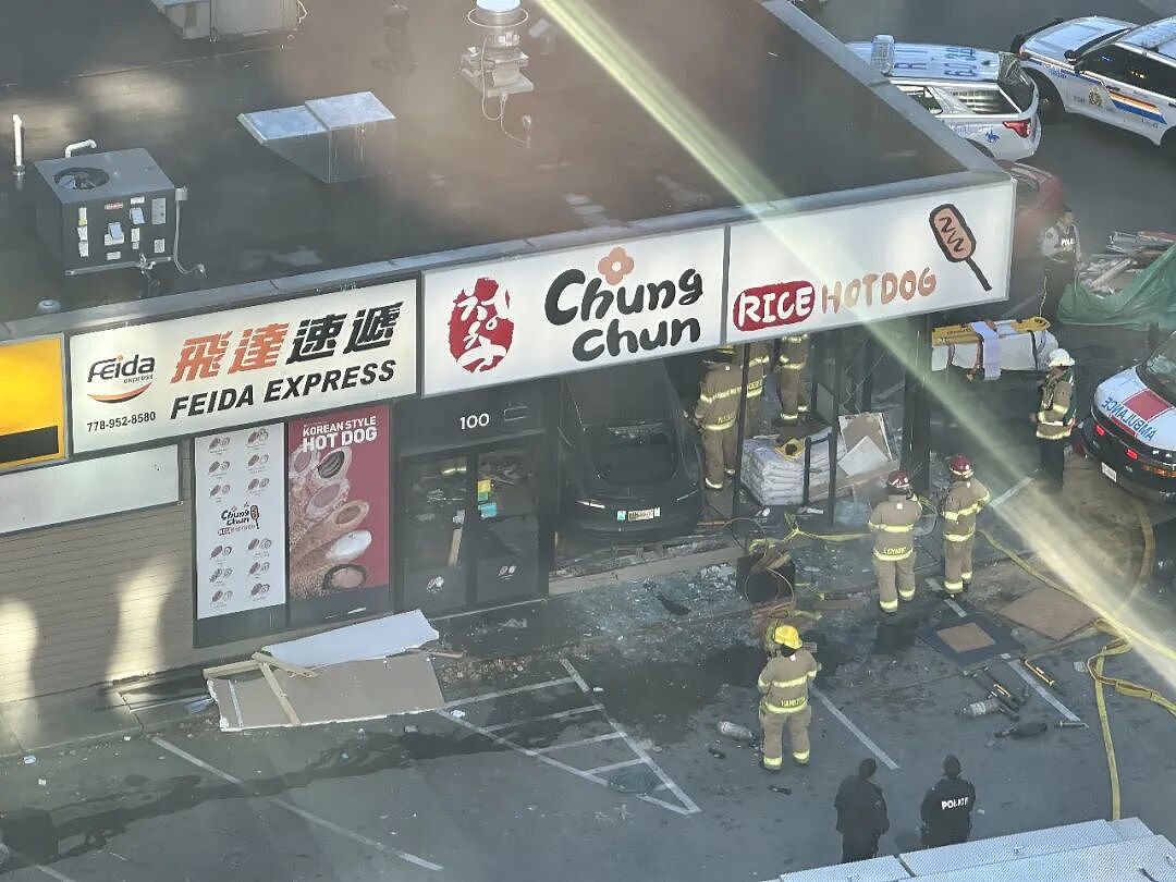 可怕！知名中餐馆停车场内特斯拉失控，撞穿墙壁满地碎片，半个车身卡洞里！（组图） - 5