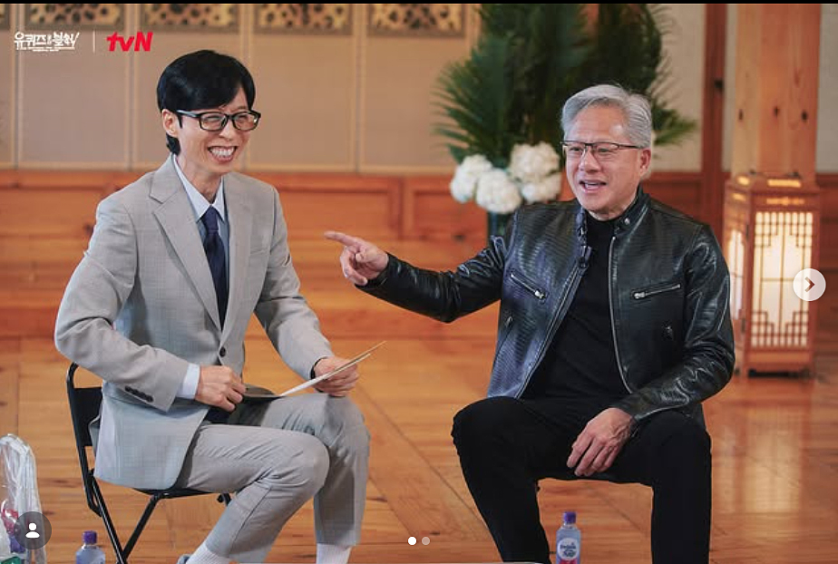 黄仁勋，成了韩国“顶流”！上综艺自夸“我的鼻子就是韩国新时尚”，他给市民发薯片，带动711一款HBM薯片销量暴增776% - 1