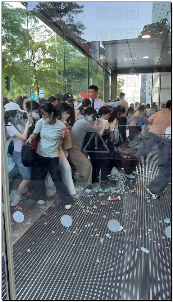 张凌赫粉丝活生生挤爆玻璃大门!多人流血受伤+摔倒在玻璃渣上(组图) - 54