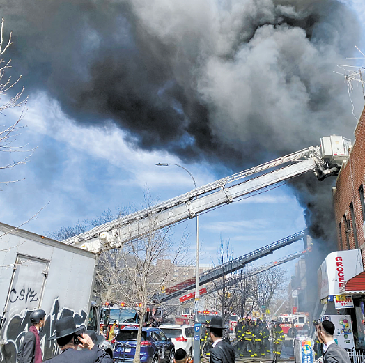 华人仓库爆三级大火！建筑烧毁殃及两店，华女称现场出现可疑男子，“看到起火才离开”（组图） - 2