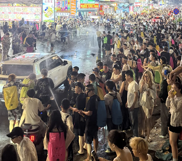 云南泼水节骚扰霸凌事件引争议!有人强开路过车泼水,还有的围攻落单女性(组图) - 1