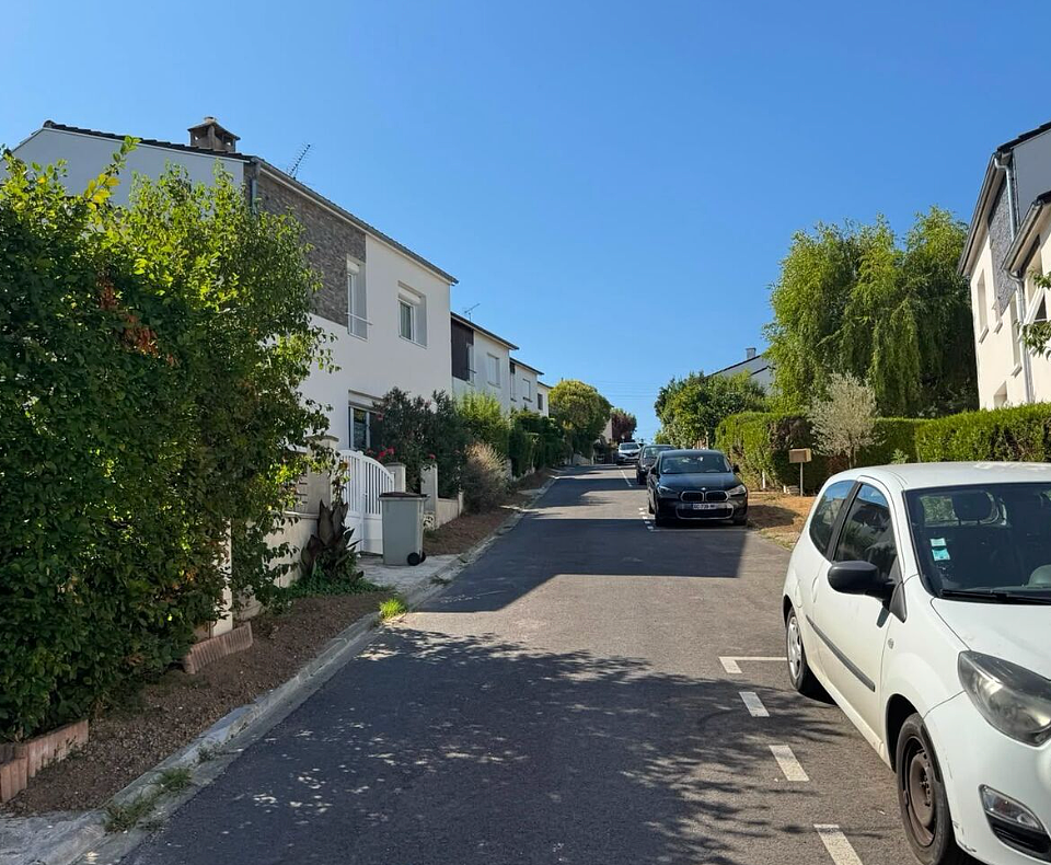 法国高档住宅区地下室的一辆车里藏了12个孩子,警察都看傻了 - 4