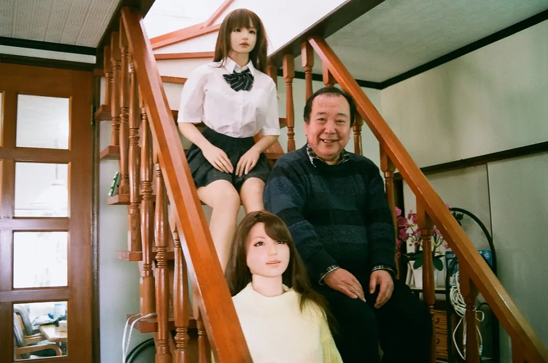 日本60岁大爷恋上硅胶娃娃!抛弃妻女后同居,带“她”四处约会游玩?(组图) - 27