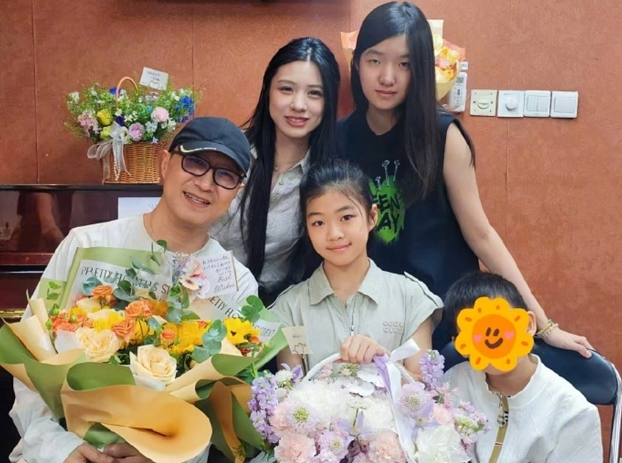 汪峰罕见晒“四孩三妈”重组家庭全家福!齐聚后台为小女儿演出打气(组图) - 2