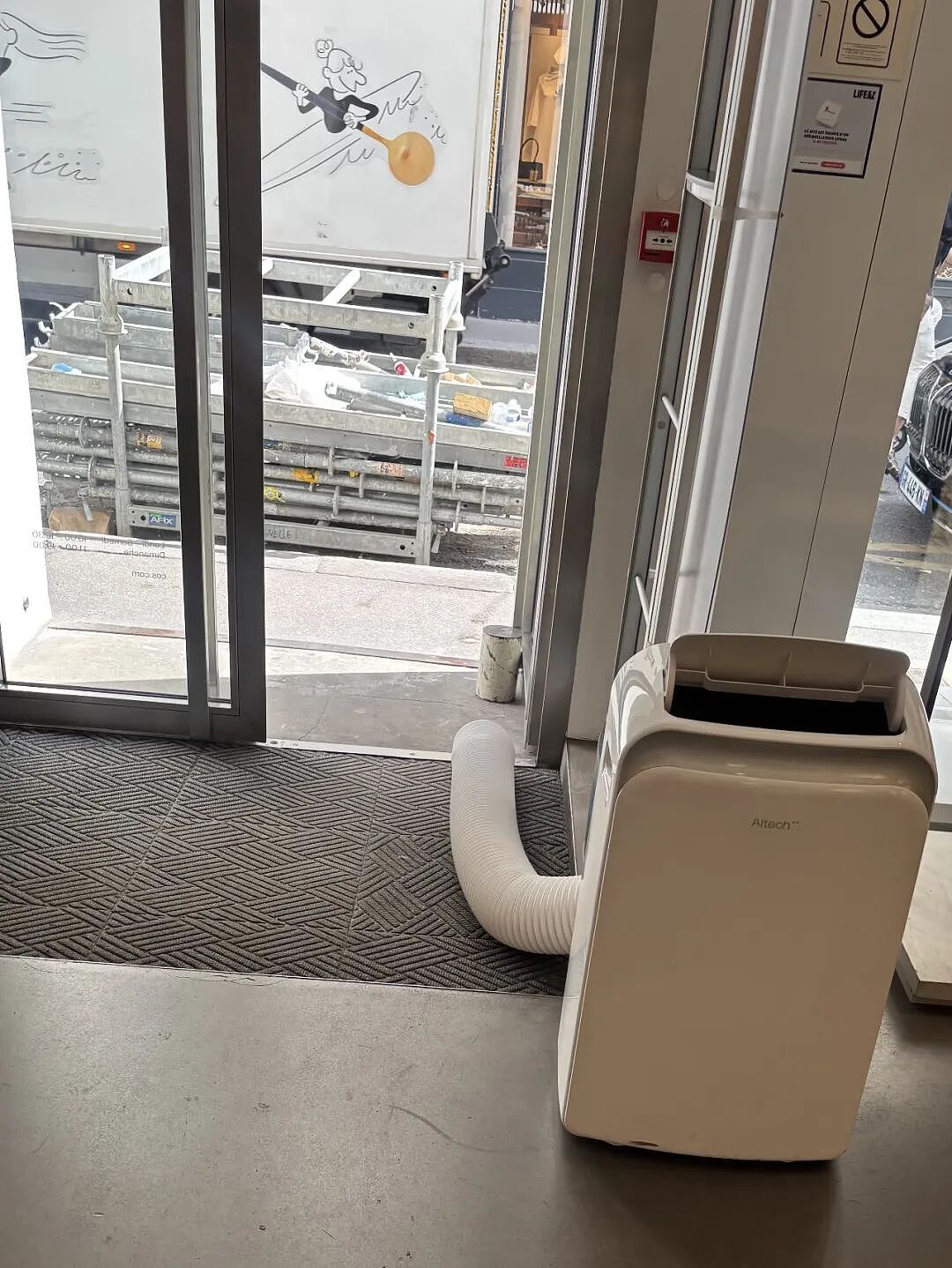 因为没空调，法国人开始在窗户上涂白垩粉、涂酸奶…？热得没招还是真有用？ - 1
