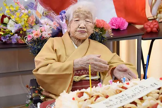 英100岁硬核老奶每天40支烟+喝浓奶茶!医生:不兴学啊! - 11