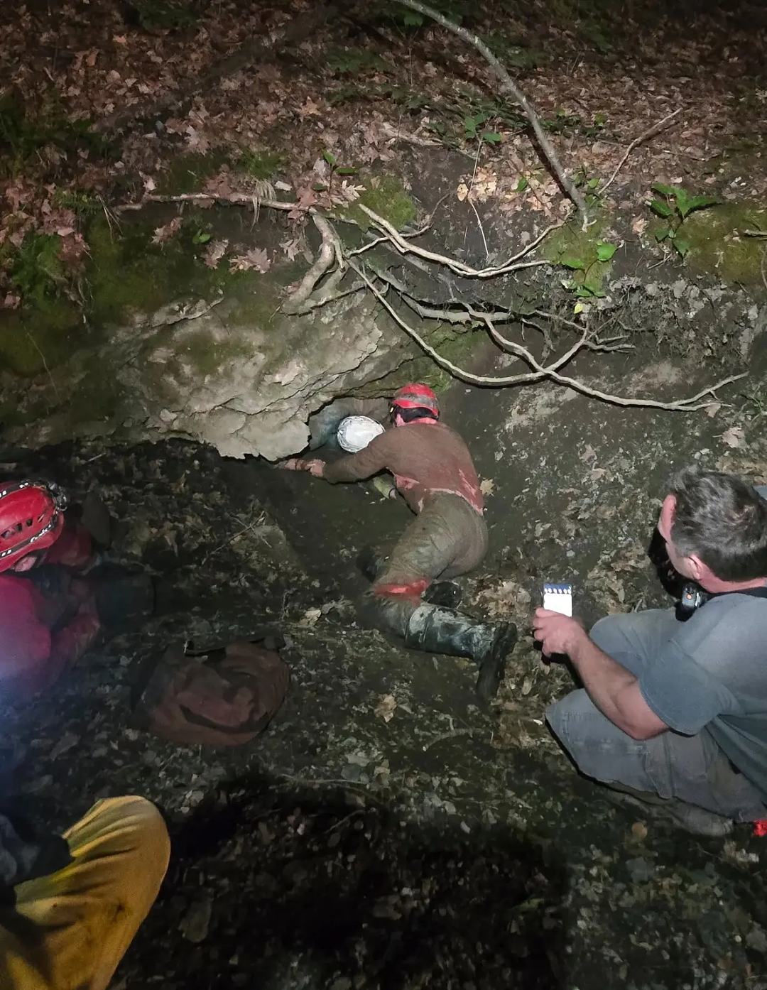 小哥洞穴探险不慎滑入巨石缝隙！上半身被“镶嵌”进去，现场超窒息（组图） - 15