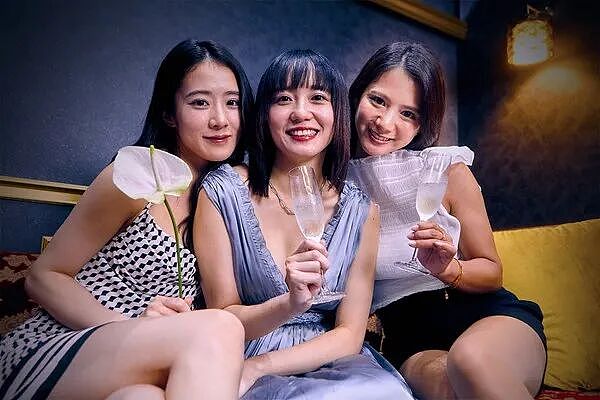 日本美女网红晒世界杯观赛自拍照，遭千万日本网友狂酸：靠爸爸活才有钱去现场！（组图） - 33
