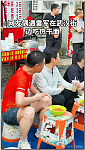 刷爆热搜！雷军街头吃热干面，遭小女生“嘲讽”！本人回应（组图）