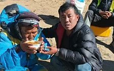 困在珠峰7500米死亡带6天！老婆连祭祀都办了，这哥们鬼门关把自己捞回来了…（组图）