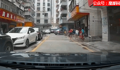 离谱！儿童独自外出冲上马路险被撞，引发安全关注（组图） - 44