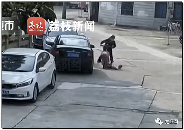 离谱！儿童独自外出冲上马路险被撞，引发安全关注（组图） - 14