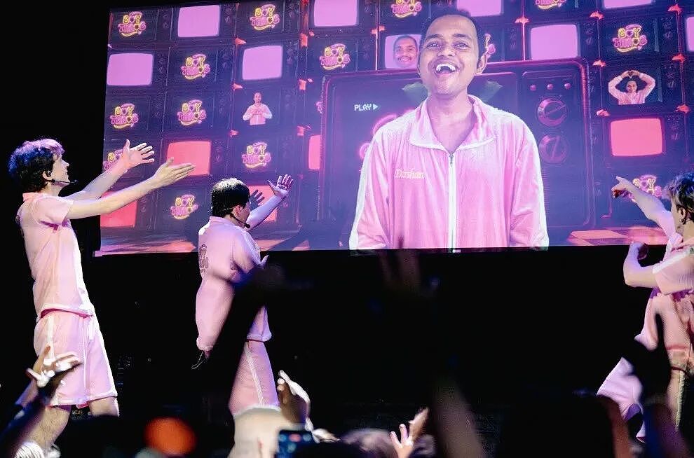 演唱会秒售罄,主唱成纸板人?数百粉丝到场,想给他要个美国签证(组图) - 2