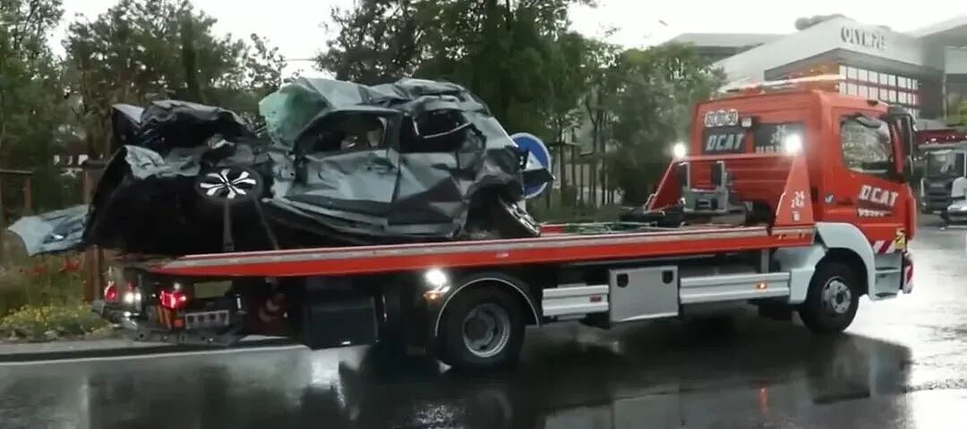 惊魂一刻！重型卡车失控连撞23车，车体严重扭曲变形，满地残骸（组图） - 2