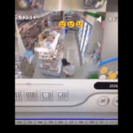 日本女生在便利店蹲下当众排泄!全程被监控拍下,接连遭“粪击”的日本人彻底绷不住了!(组图) - 4