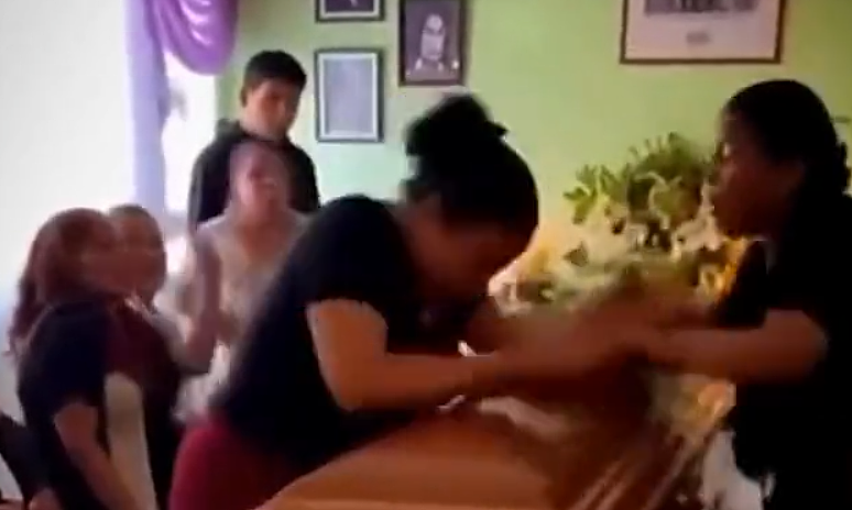 葬礼变“修罗场”！两名女子发现爱的是同一个男人，棺材差点被掀翻了（组图） - 1