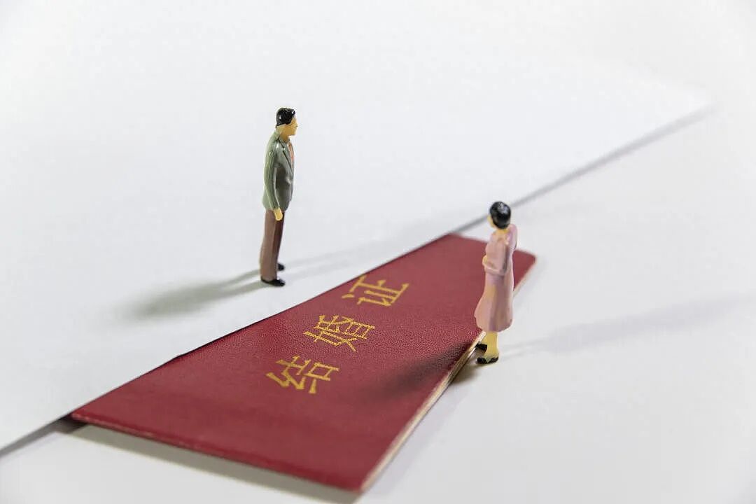 中学校长与小21岁女教师婚外情，为做试管婴儿买假结婚证，双双被判刑事处罚 - 3