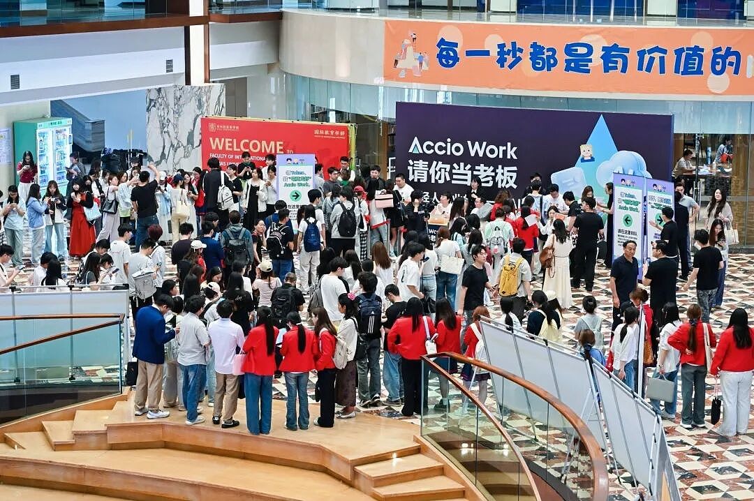 刷屏!不捐楼、不捐钱,“00后”创业者给母校学弟学妹捐了20亿Token(组图) - 2