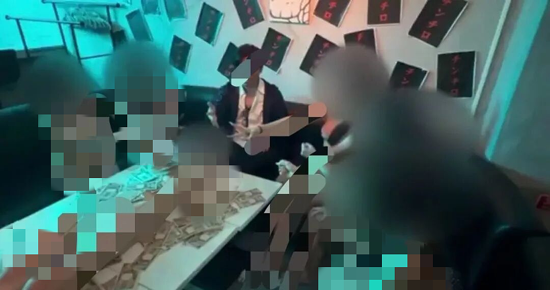 日本富豪办派对让年轻女孩全裸叠成“人体金字塔”！全网立已婚好爸形象一夜翻车（组图） - 28