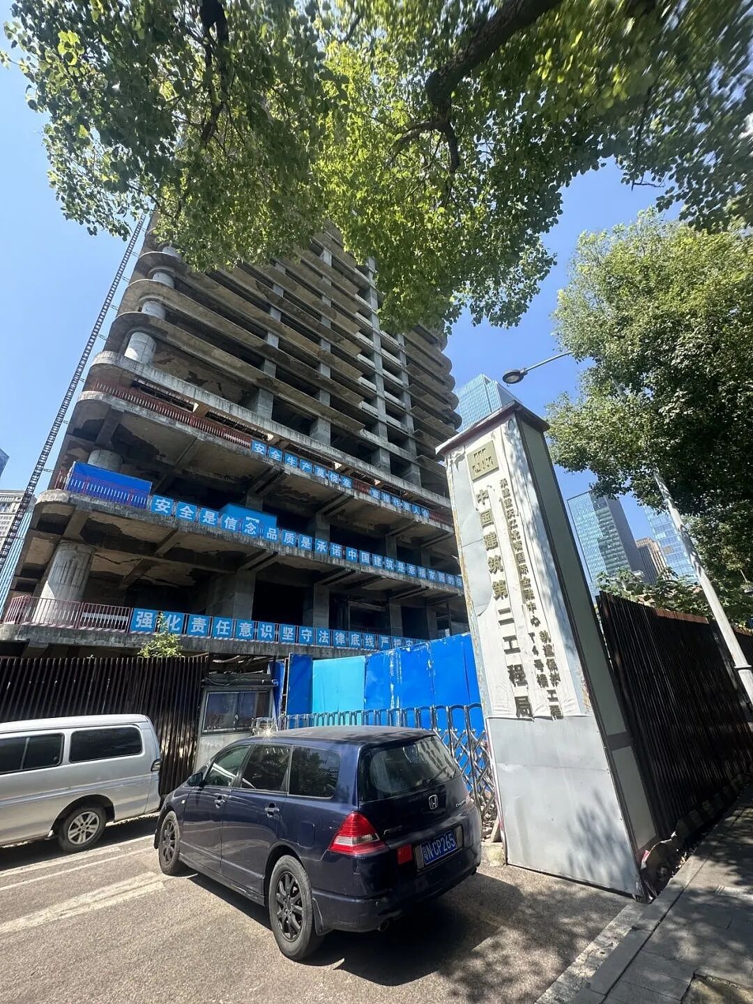 重庆“第一高楼”流拍记：20亿元起拍无人报价，停工四年烂尾 - 3