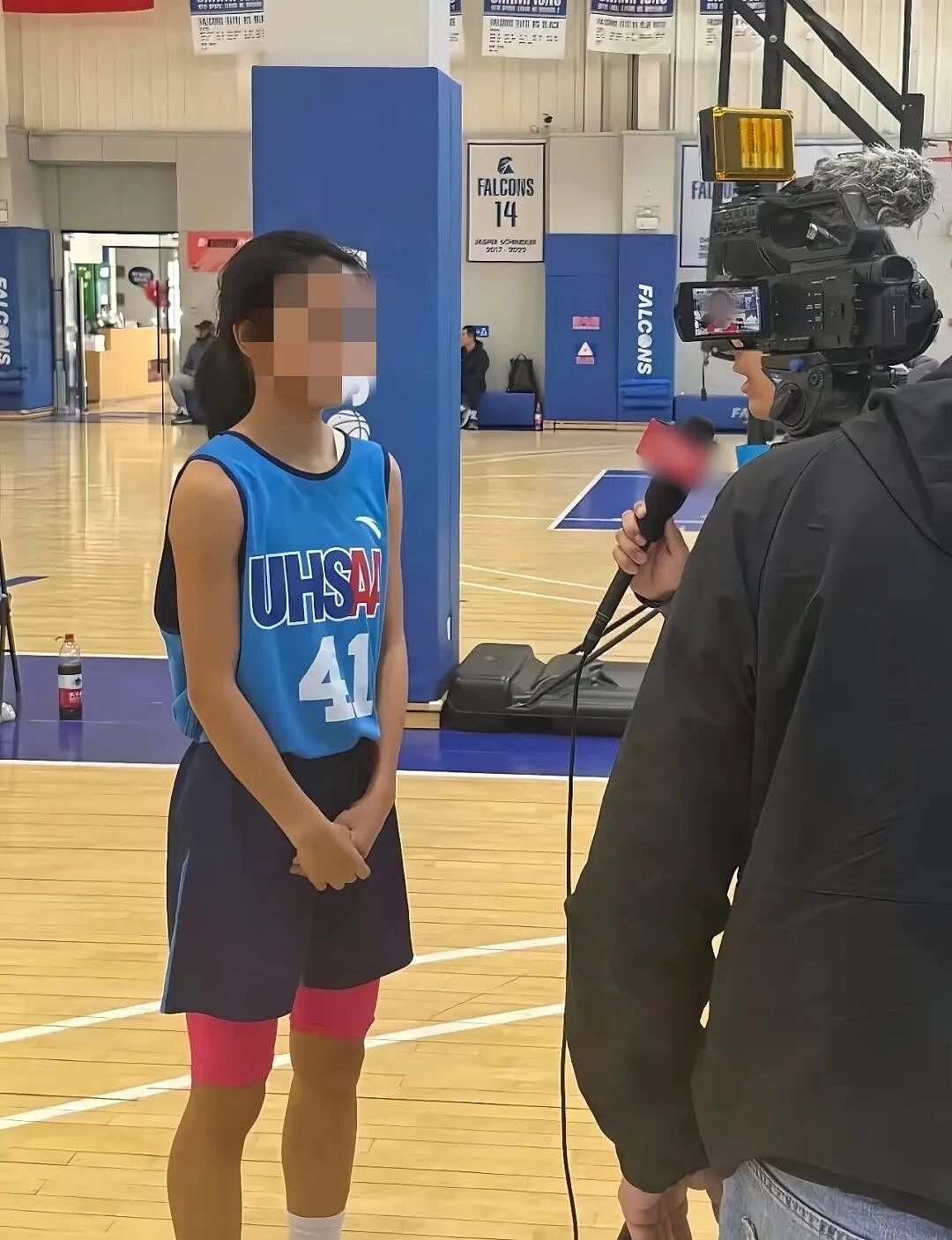 华人圈炸了!曾被官媒热捧的“未来之妞”赴美留学,转头在美国下跪求饶…… - 5