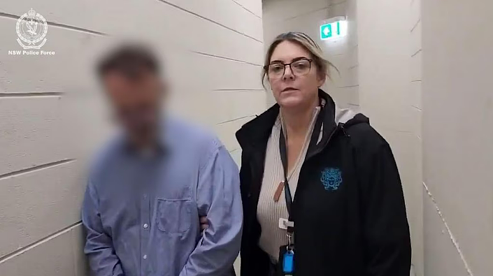 警惕!悉尼华人区小学突遭警方包围,一名老师当众被带走,家长群瞬间炸锅 - 3