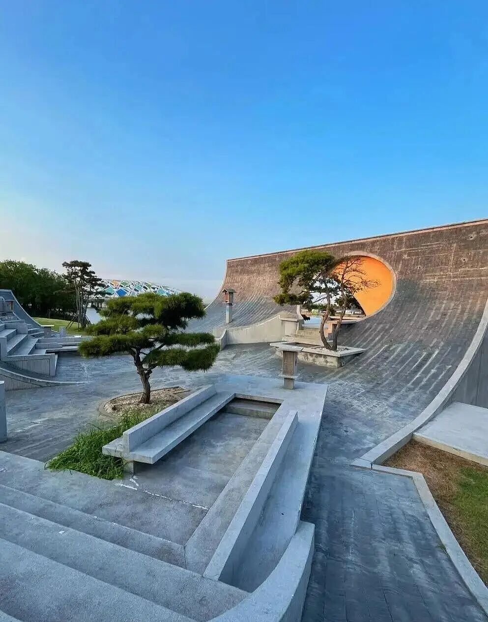 翻车了?中国美院教授设计的当代古典园林风“海月剧场”,被质疑是“滑板公园”!网友:绿化少了点 - 7