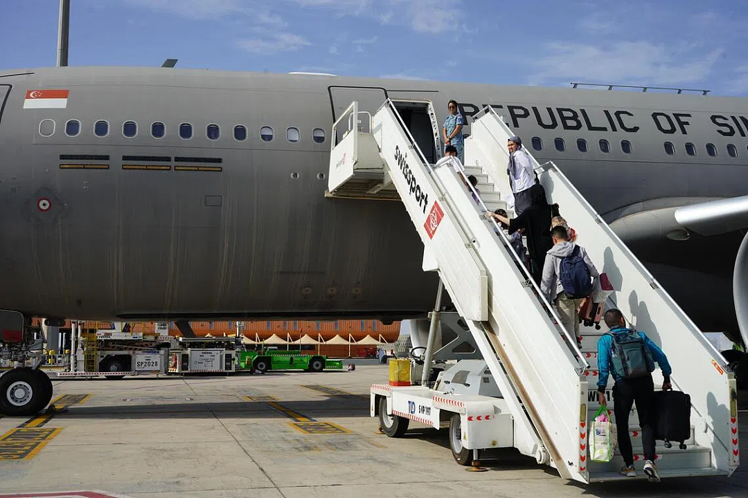 途中遇不明飞行物、带200+同胞穿越危险空域...新加坡空军亲述中东撤侨内幕！（组图） - 11