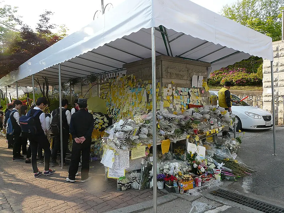 韩民众悼念世越号沉没12周年仍追问真相!总统海警船长幕后大佬皆阻挠救援,动机恐怖(组图) - 19