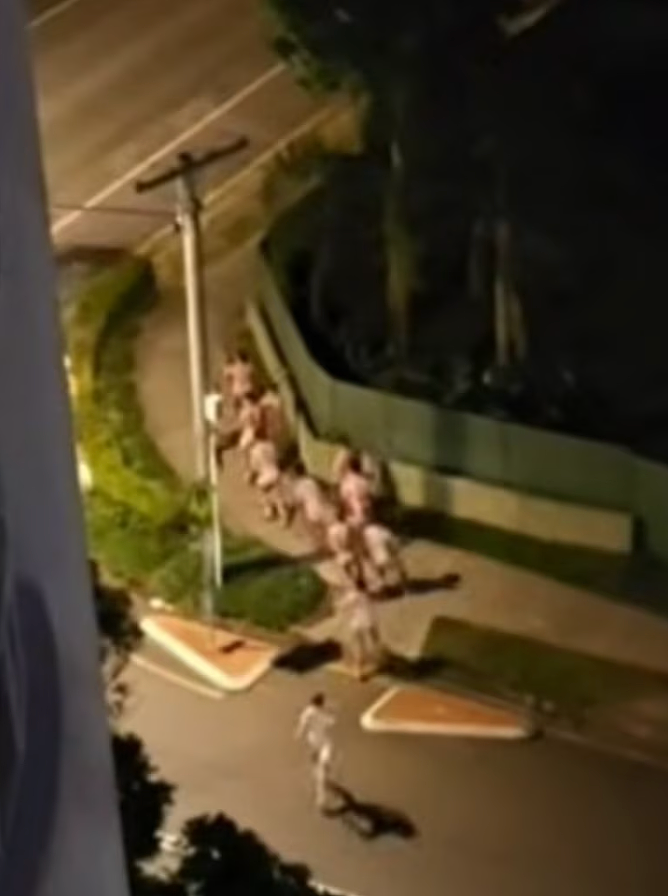 澳洲街头惊现“裸奔团”！12名裸男深夜集体狂奔，整条街瞬间沸腾 - 3