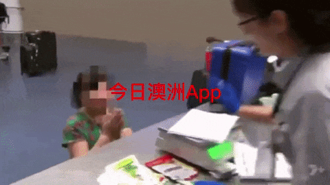 中国大妈入境澳洲，开箱翻出沾满油“诡异”塑料袋！大妈回答完后，海关妹子当场崩溃…… - 26