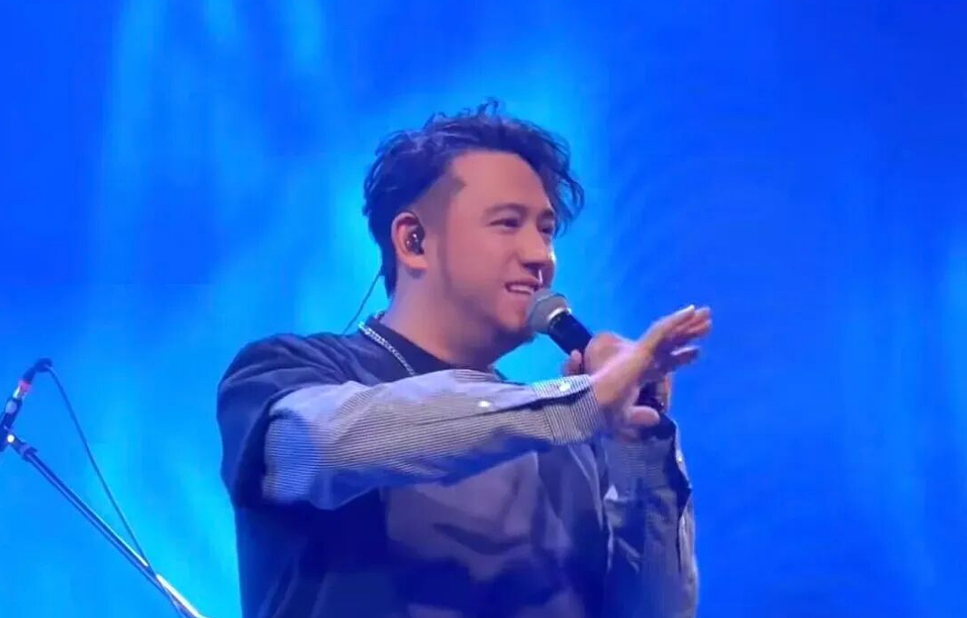 封杀7年的男歌手再登台！曾一脚踏五船，被封“香港四大废男”之一（组图） - 1