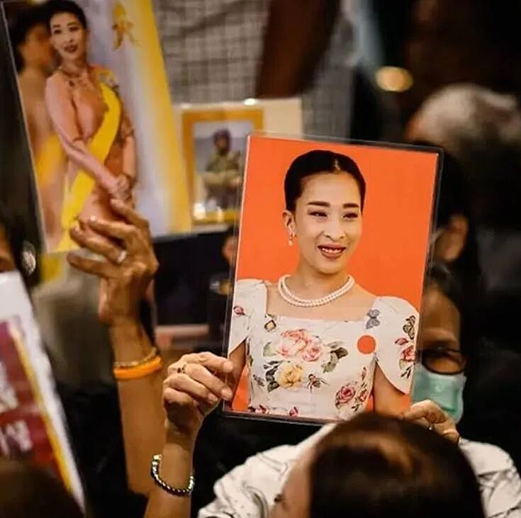 亲女儿去世才两周，泰王却急忙飞法国，下飞机头等大事竟是... 买私人飞机？！ - 1