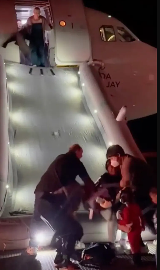 美国客机撞人, 男子被吸入引擎身亡！飞机起火, 231人紧急逃生！（组图） - 7