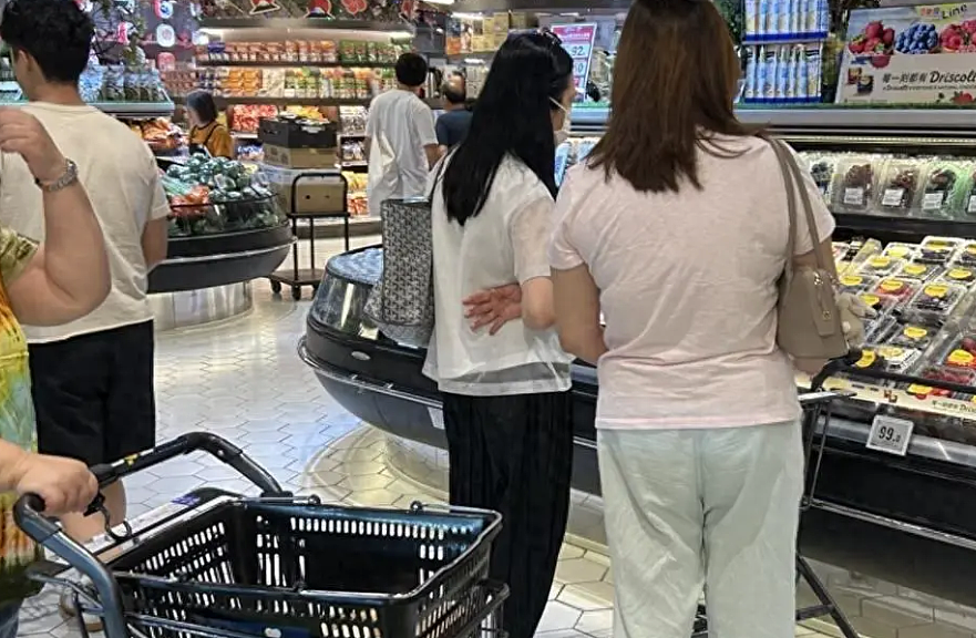 超市惊现天王嫂！这个60岁的女人没有珠宝华服，却让全网羡慕不已（组图） - 1