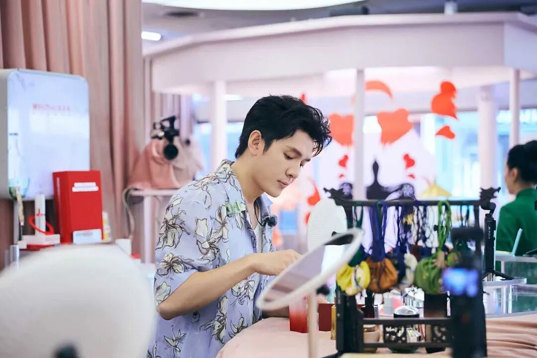 李佳琦回应将短暂退出直播：没有退休，仅为口误！背后是他蓄谋已久的转型（组图） - 5