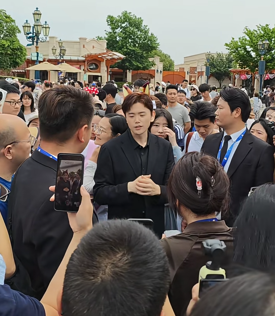 壕砸7000多万,请5万员工带薪玩迪士尼!老板豪气回应:挣钱要和员工一起花(组图) - 2