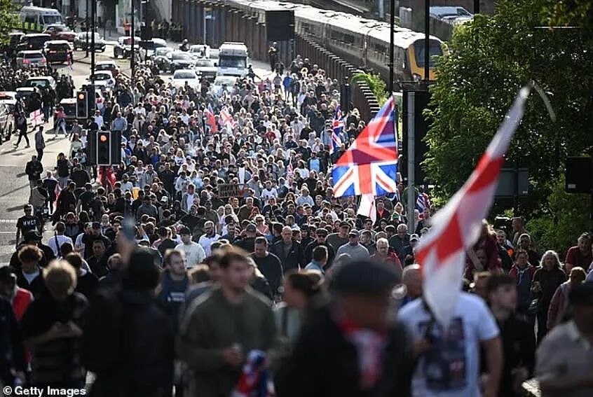 全英震怒！凶手连捅男孩6刀后，一句“他种族歧视”，警察乖乖把受害者铐上了... - 14