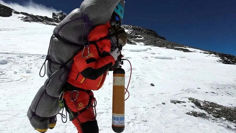 珠峰尼泊尔向导给登山者下毒?富姐富哥重金买保险,竟在缺氧时被整? - 5