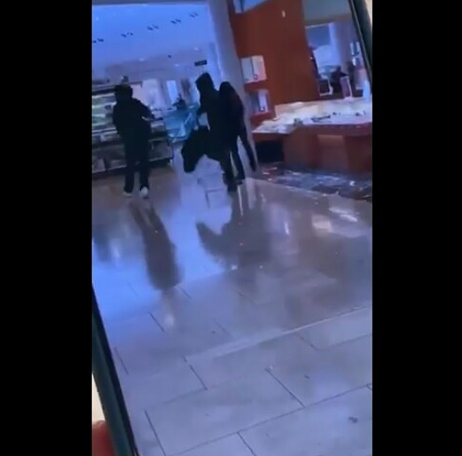 15个月遭4次持械洗劫!老牌珠宝店被逼停业,员工集体失业 - 3
