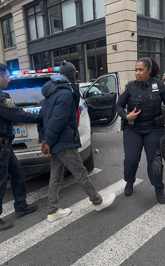 唐人街又成“假货大街”!非法黑市屡禁不止,警笛一响摊贩狂奔,留下一地狼藉(组图) - 1