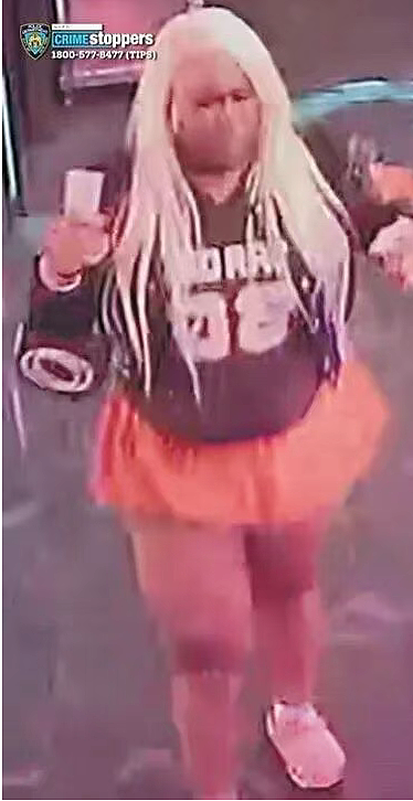 华人男子纽约八大道遭女子殴打,3000美元财物被抢,警方公布监控 - 2