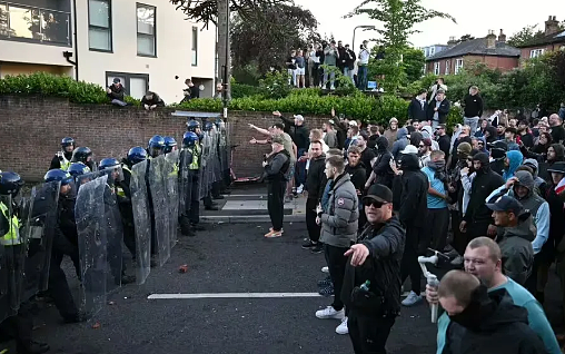 英国18岁大学生被刺，临死呼救9次反被铐，首相直呼恶心（组图） - 1