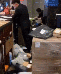 大马旅游团赴华狂购1200件快递,酒店秒变“菜鸟驿站”!网友:建议收费(组图) 大马旅游团赴华狂购1200件快递,酒店秒变“菜鸟驿站”!网友:建议收费(组图)